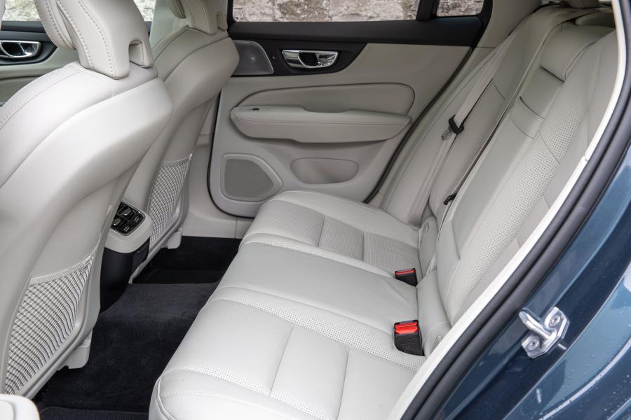 Интерьер Volvo V60 D3 Inscription 2018 года  (UK) (фото 23 из 40)